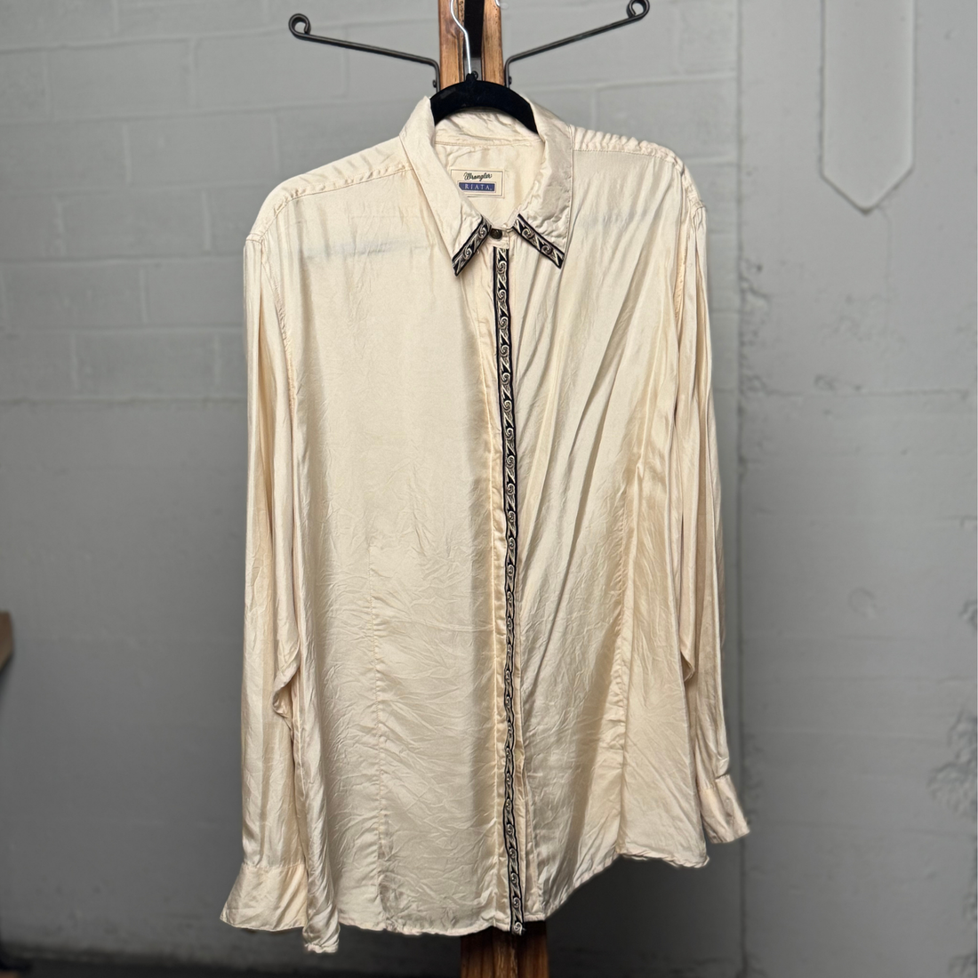 Vintage 1980s Wrangler Riata Cream Satin Western Shirt with Embroidered Trim – Size Medium